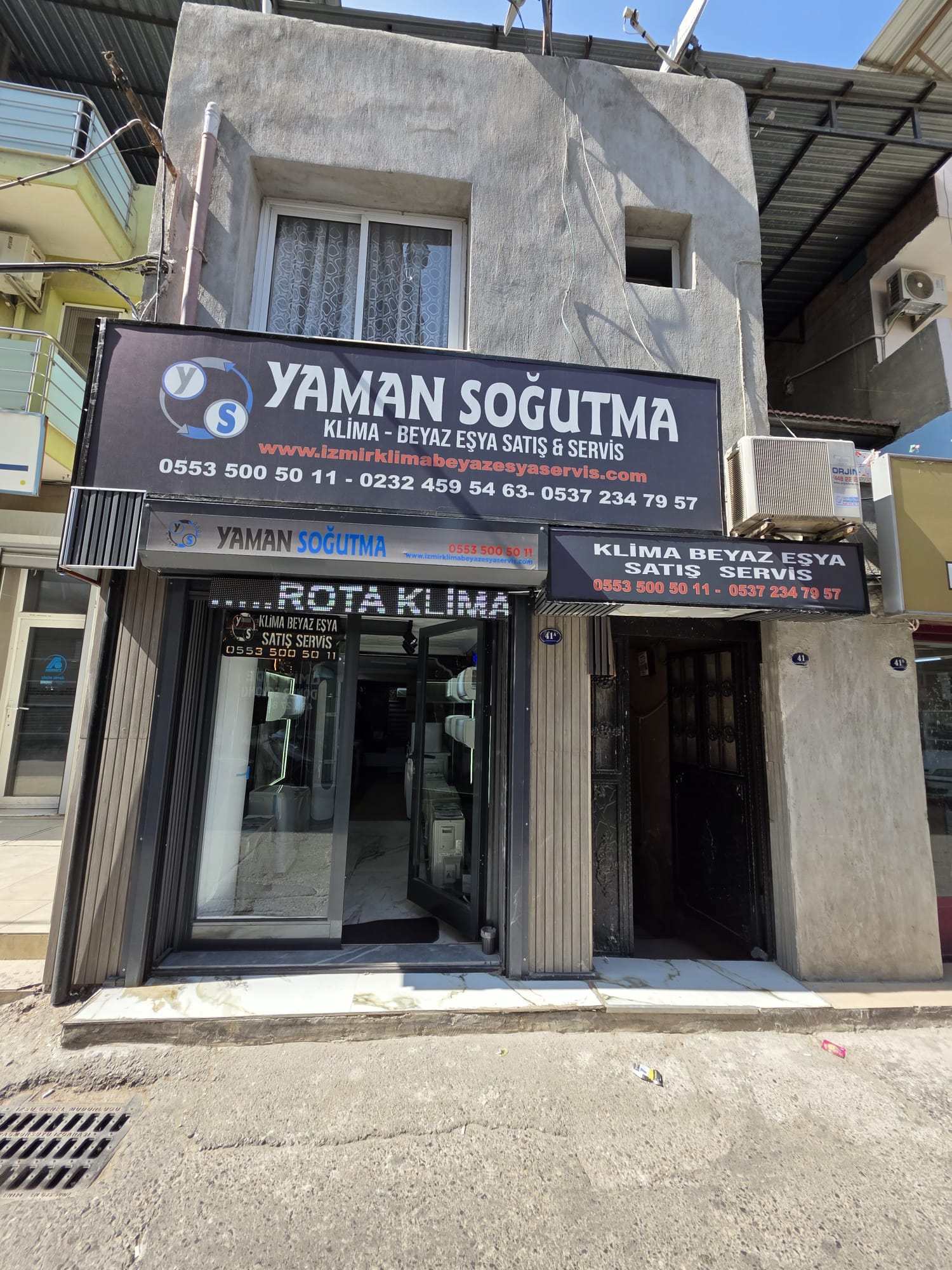 Yaman Soğutma teknisyeni İzmir’de klima montajı yaparken